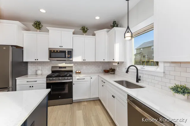 $559,900 | 6450 Est Drive Southwest, Byron Center, MI 49315