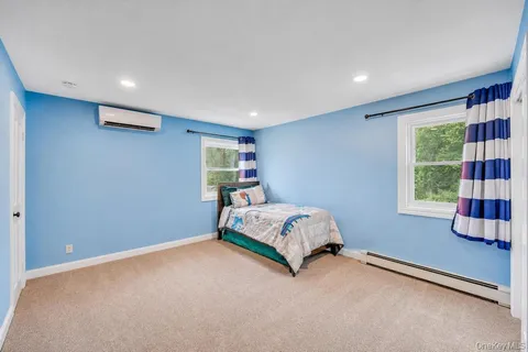 $899,999 | 20 Canterbury Court, Oakdale, NY 11769
