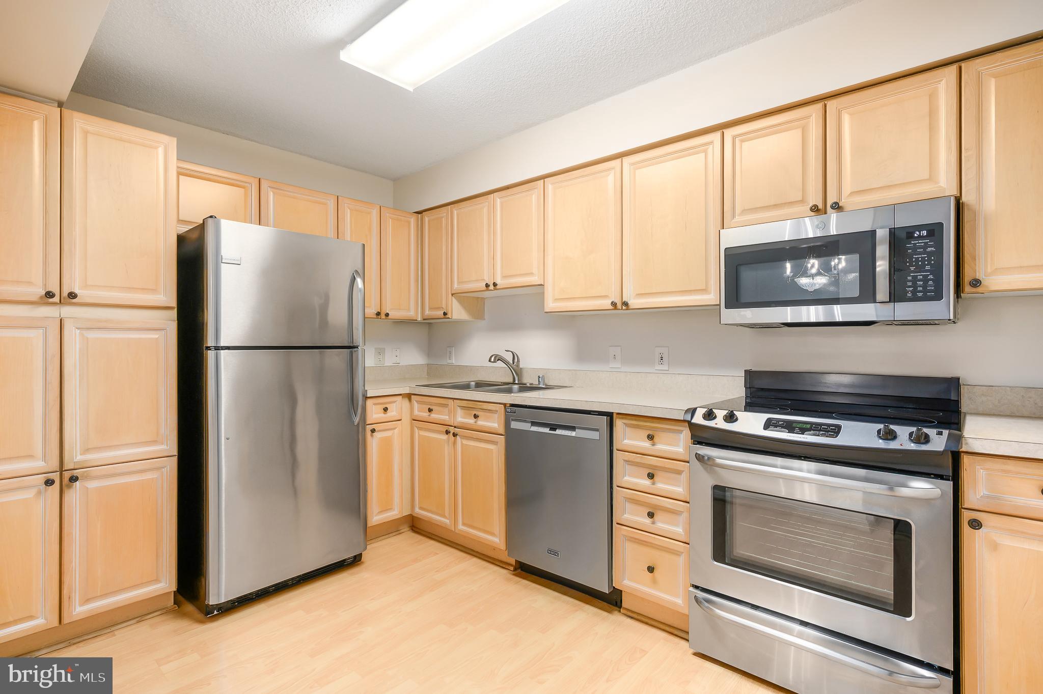 19385 Cypress Ridge Terrace, Unit 519 Leesburg, VA 20176 - Photo 8 of 43 Kitchen