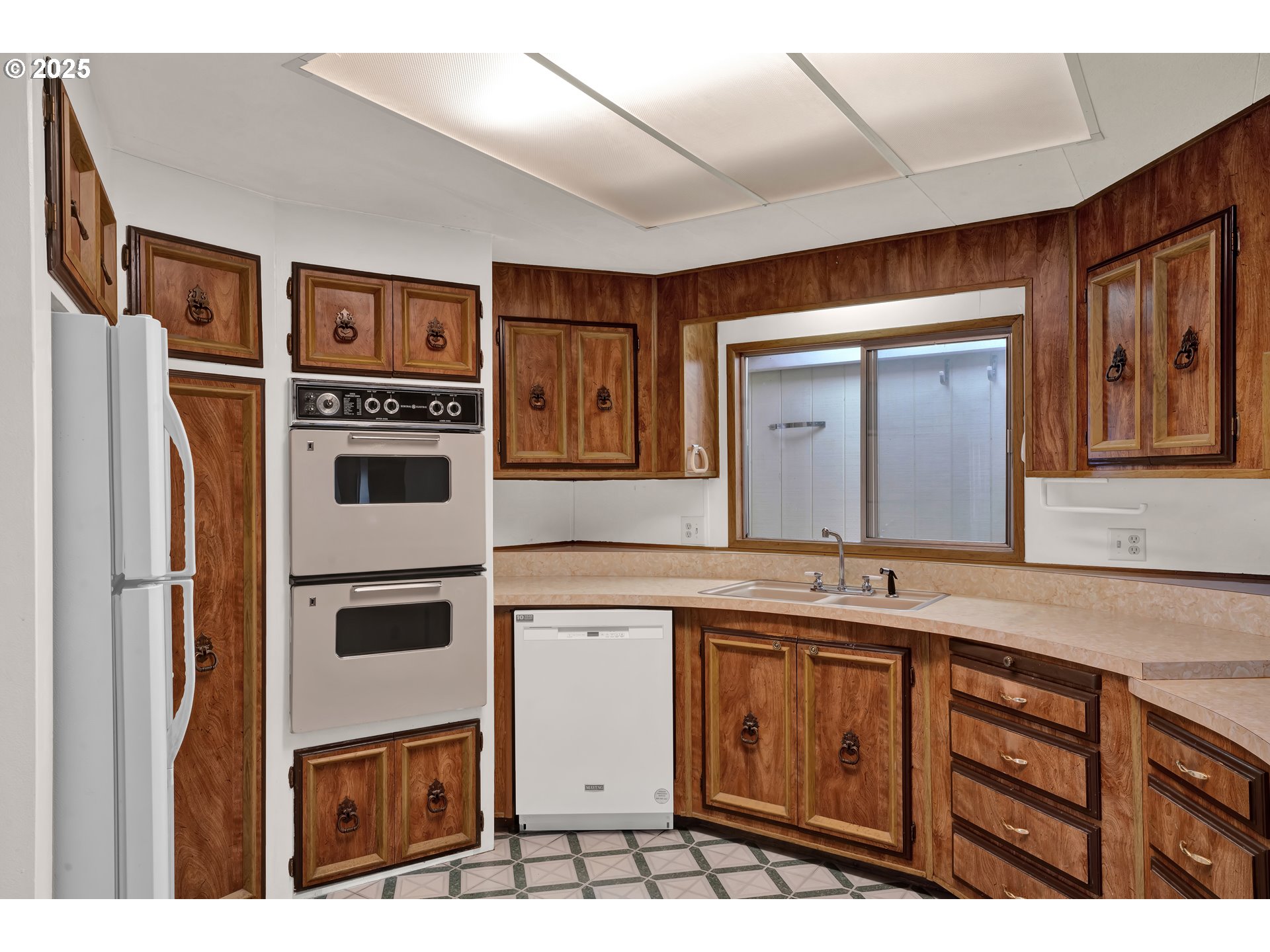 1601 Rhododendron Drive, Unit 610 Florence, OR 97439 - Photo 16 of 48 a kitchen with stainless steel appliances a refrigerator and a stove