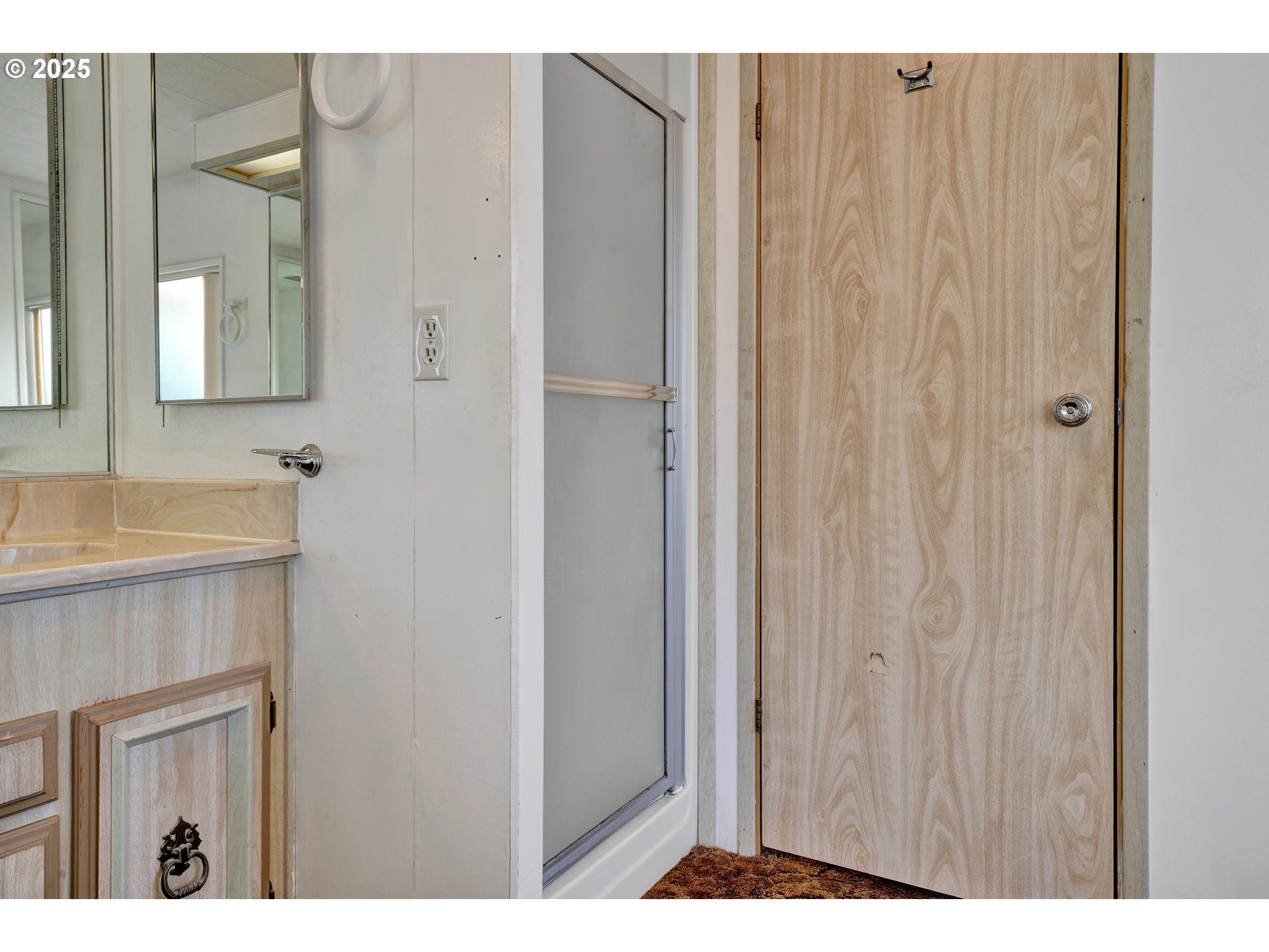 1601 Rhododendron Drive, Unit 610 Florence, OR 97439 - Photo 31 of 48 a bathroom with a sink and a mirror