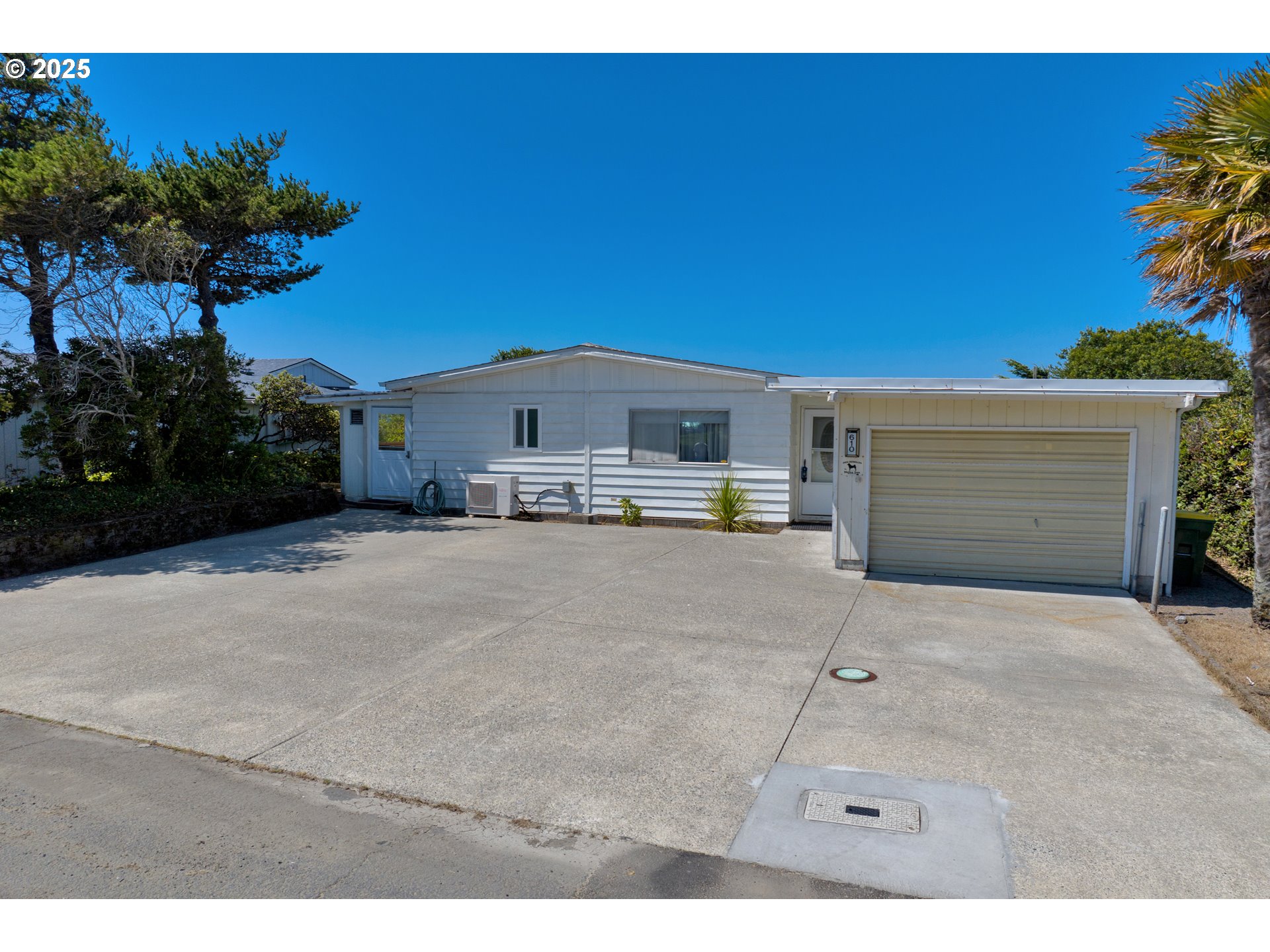 1601 Rhododendron Drive, Unit 610 Florence, OR 97439 - Photo 45 of 48 a view of kitchen with furniture and a potted plant