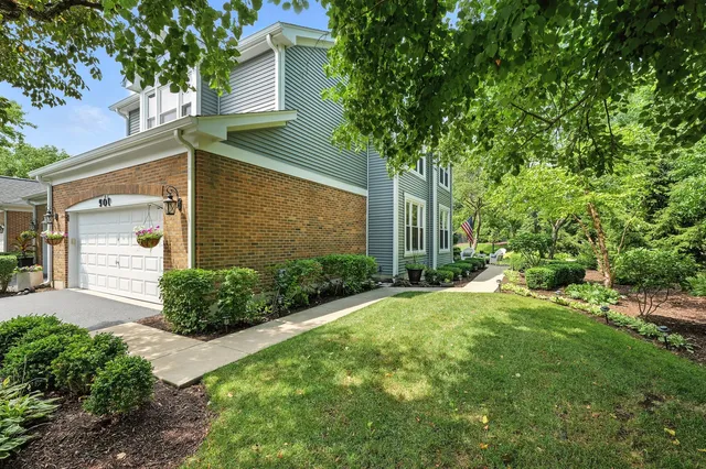 $460,000 | 901 Heathrow Lane, Naperville, IL 60540