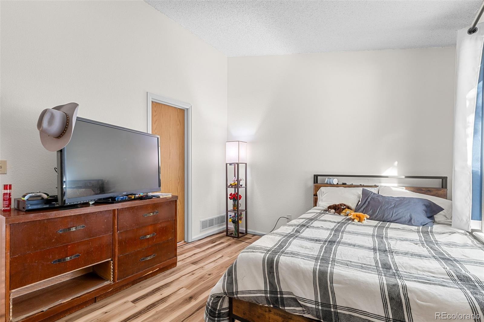 5323 East Sandpiper Avenue Castle Rock, CO 80104 - Photo 18 of 46 a bedroom with a bed and a dresser