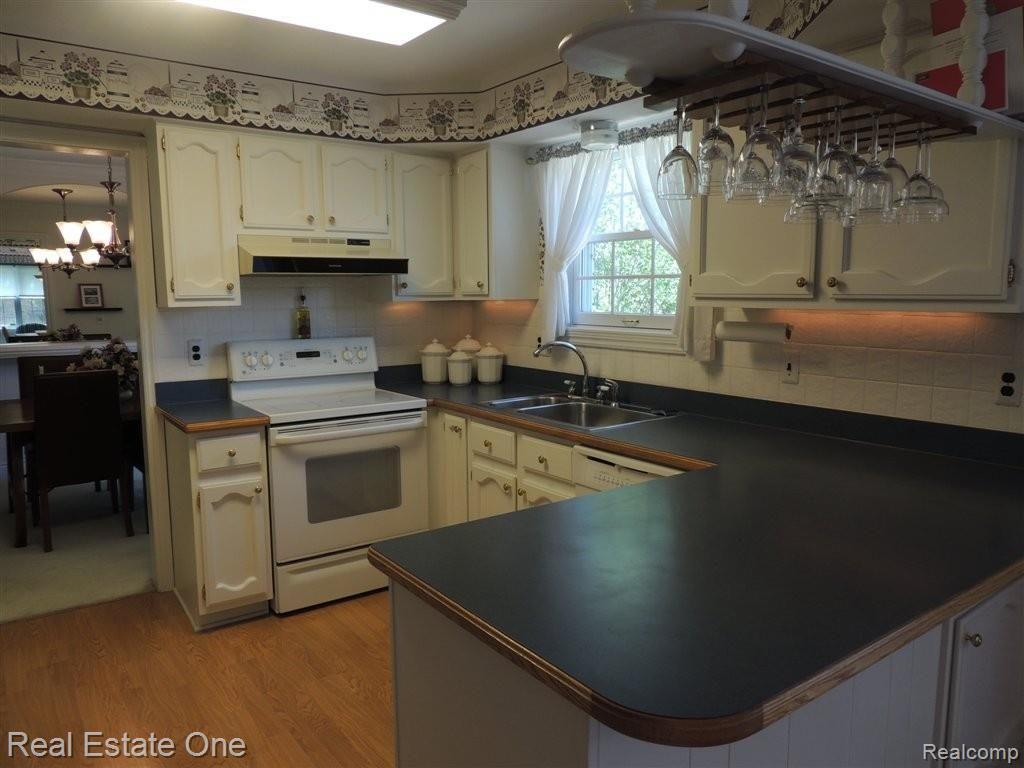 833 Hampton Circle Rochester, MI 48307 - Photo 12 of 20 All appliances included
