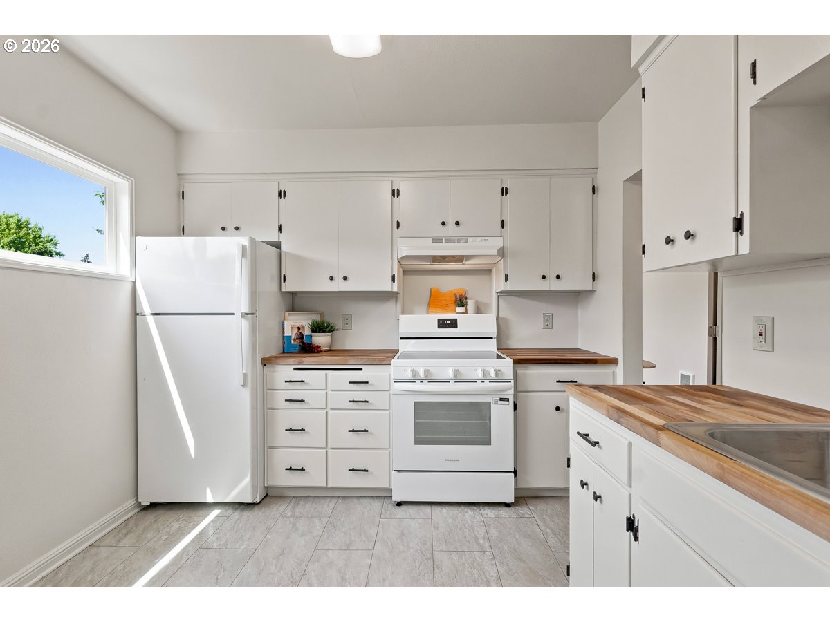 8501 Southwest 7th Avenue Portland, OR 97219 - Photo 9 of 34 Kitchen