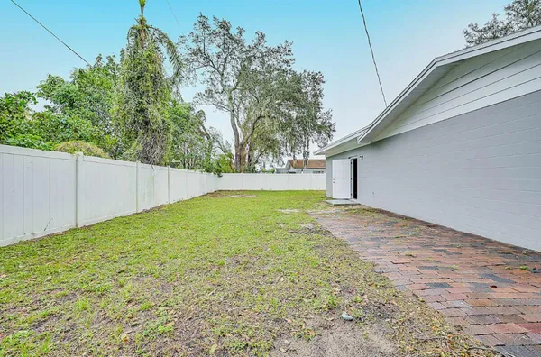 a view of a backyard