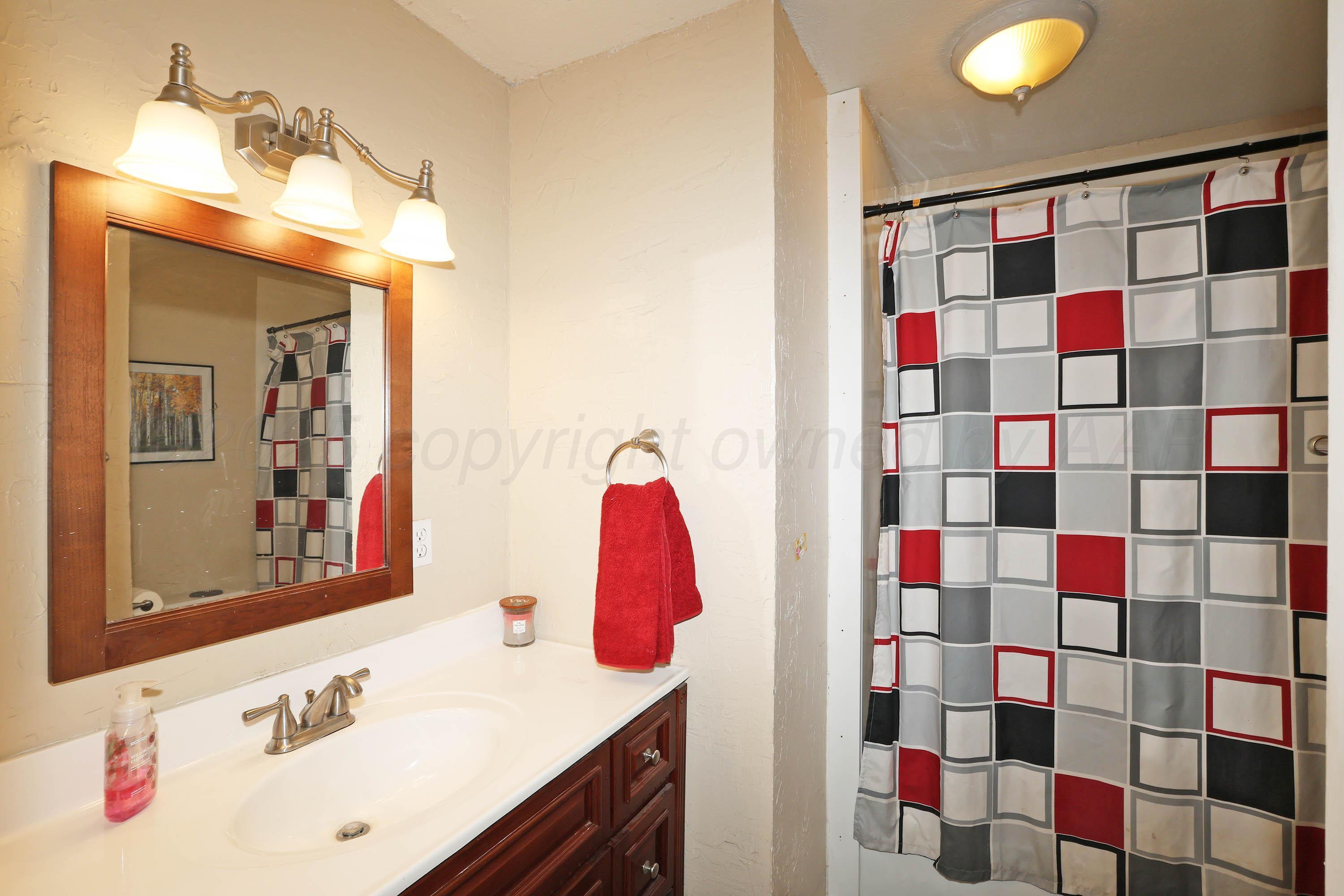 5119 Kirk Drive Amarillo, TX 79110 - Photo 10 of 12 21-Main Bathroom