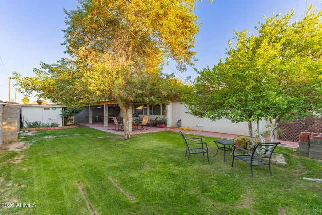 a view of a house with a backyard
