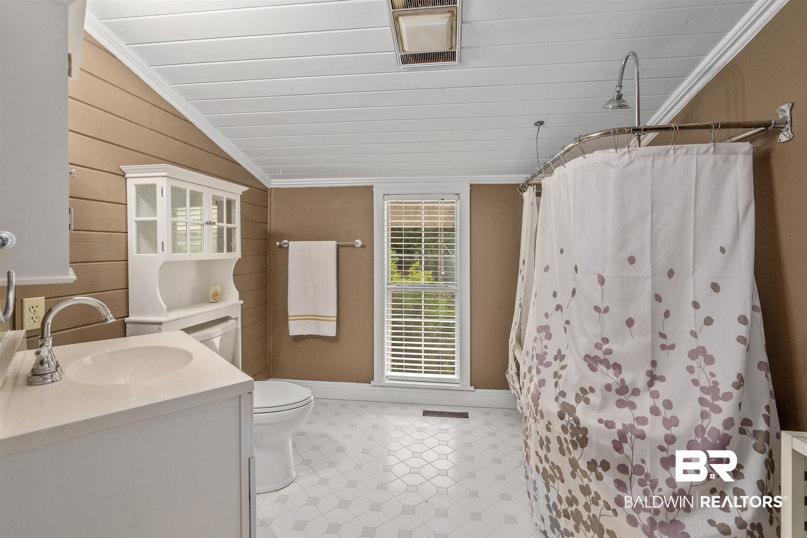 20011 Lawrence Road Fairhope, AL 36532 - Photo 28 of 41 Guest Bath Upstairs