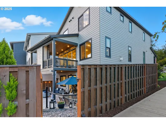 $1,049,000 | 11542 Northwest Kearney Street, Portland, OR 97229