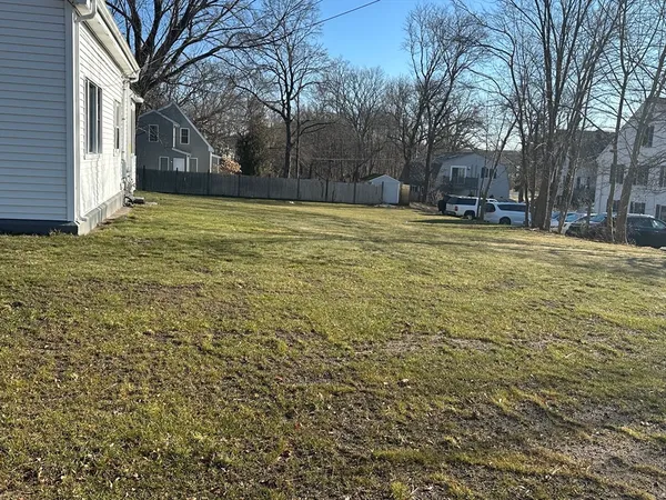 a view of a yard with a house