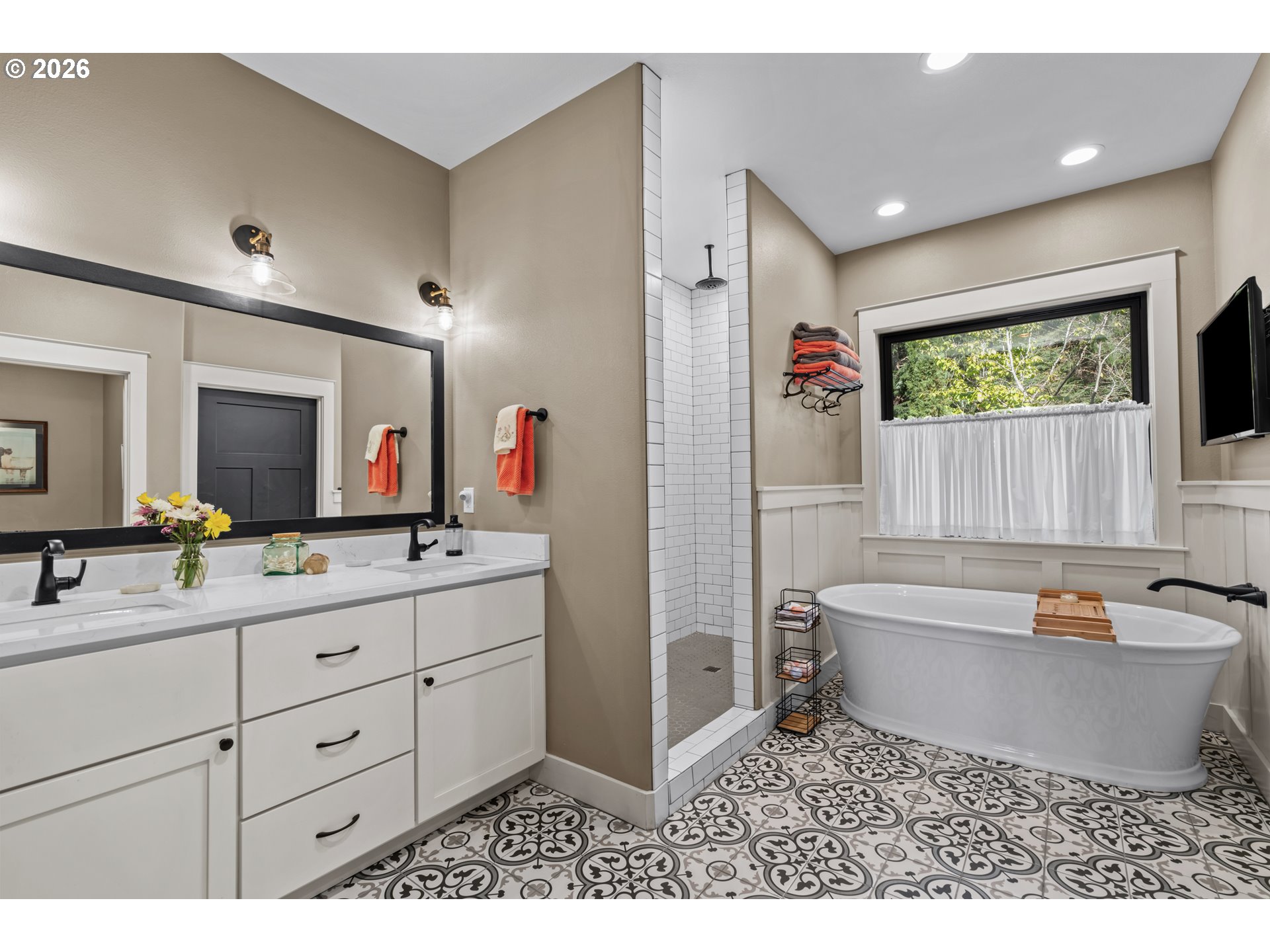 83489 Jensen Lane Florence, OR 97439 - Photo 19 of 48 a spacious bathroom with a tub sink and mirror