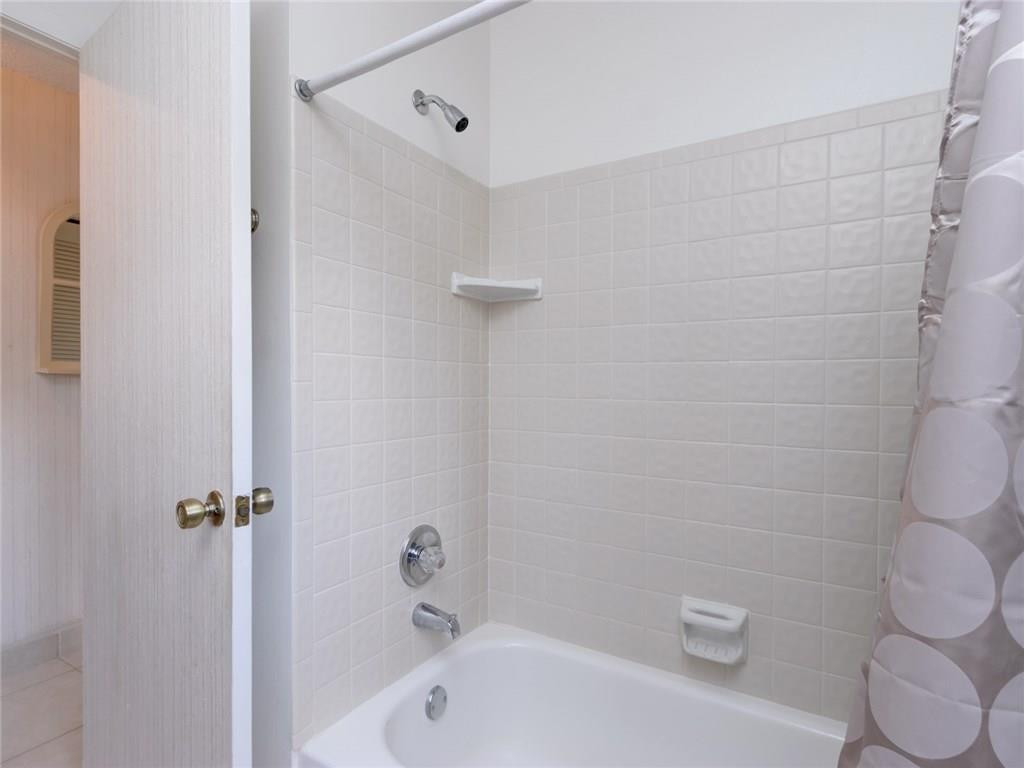679 Racquet Club Road, Unit 4 Weston, FL 33326 - Photo 27 of 35 a bathroom with a bathtub