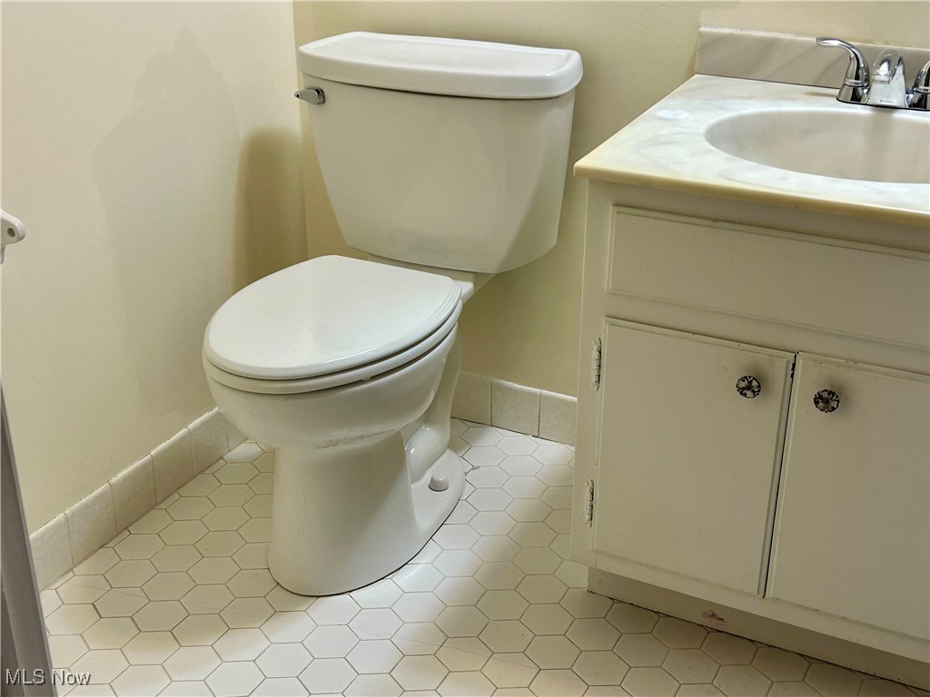 22555 Center Ridge Road, Unit 406 Rocky River, OH 44116 - Photo 15 of 21 Second Full Bathroom