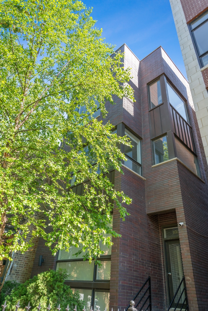 1131 West Addison Street, Unit 2 Chicago, IL 60613 - Photo 1 of 21 a view of a building