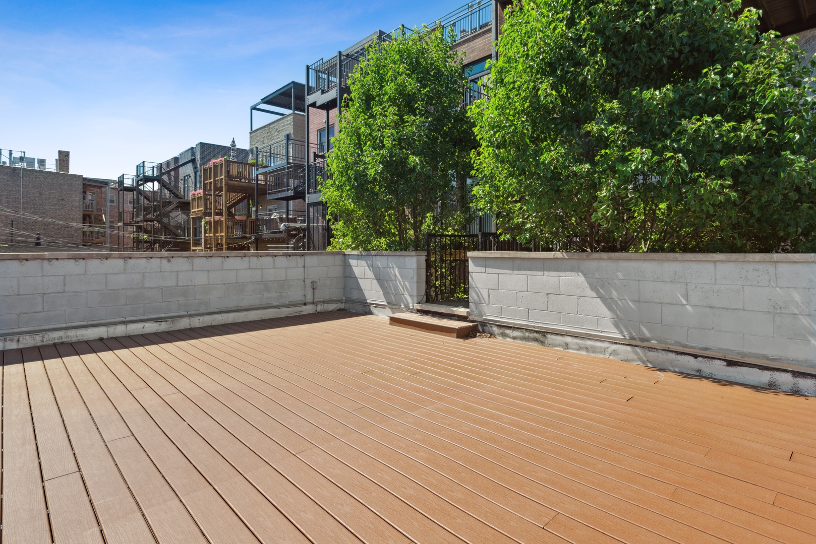 1131 West Addison Street, Unit 2 Chicago, IL 60613 - Photo 21 of 21 a view of a terrace with sky view