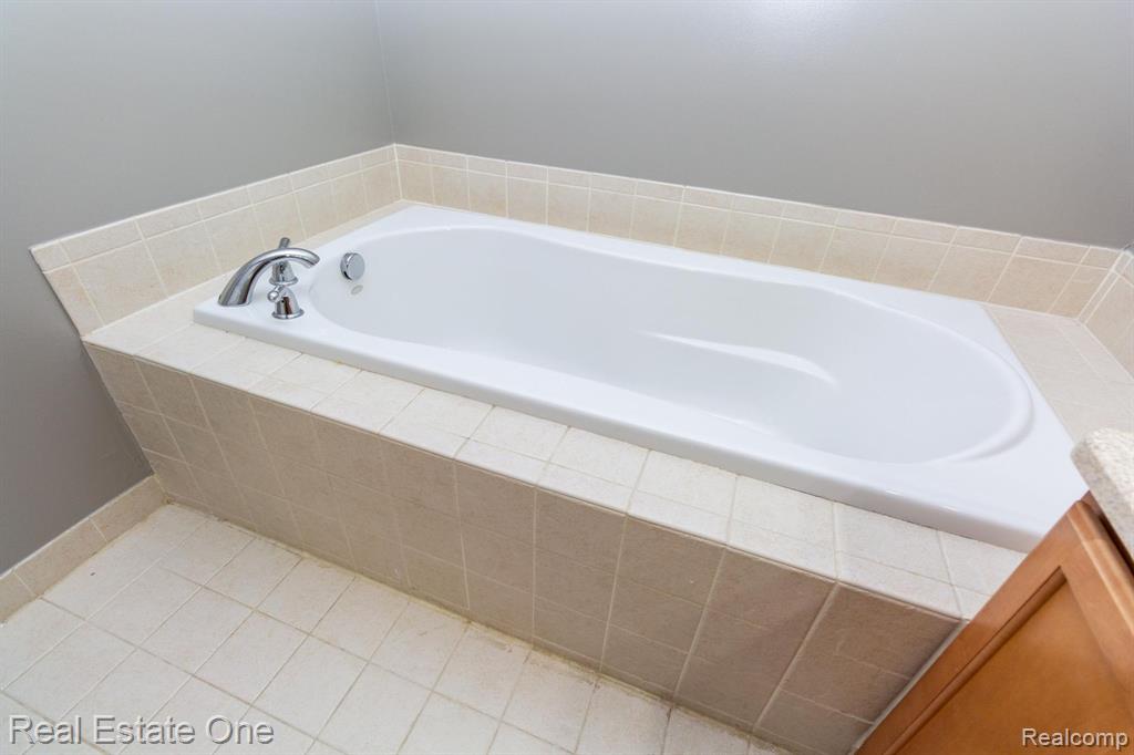 1429 Raliegh Place Troy, MI 48084 - Photo 30 of 47