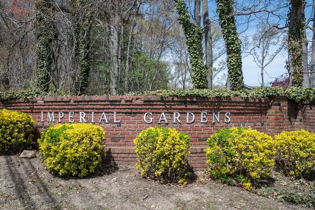 $1,799,000 | 10 Stony Run Court, Dix Hills, NY 11746