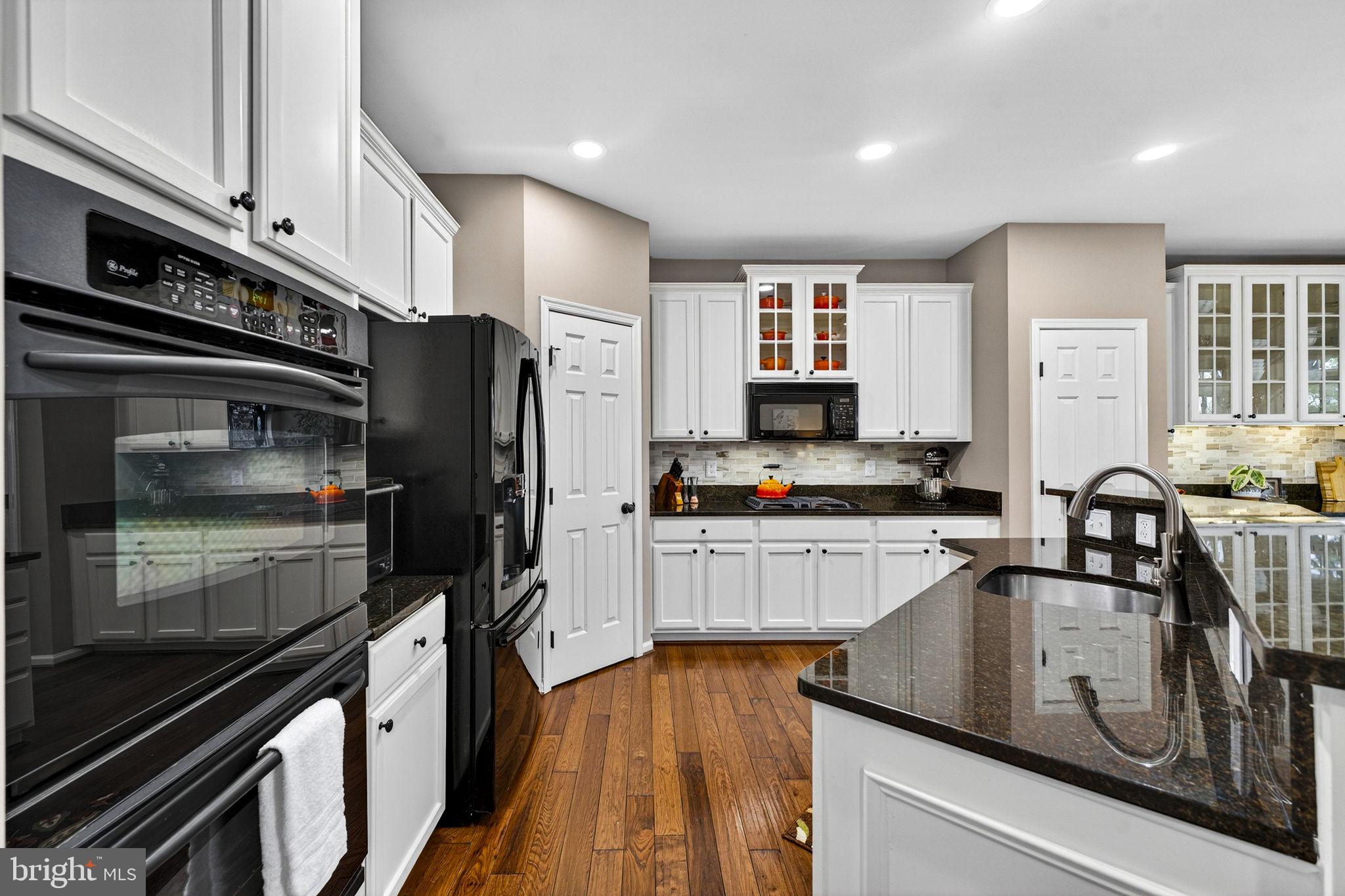 6913 Bitterroot Court Gainesville, VA 20155 - Photo 20 of 56 Corner walk in pantry