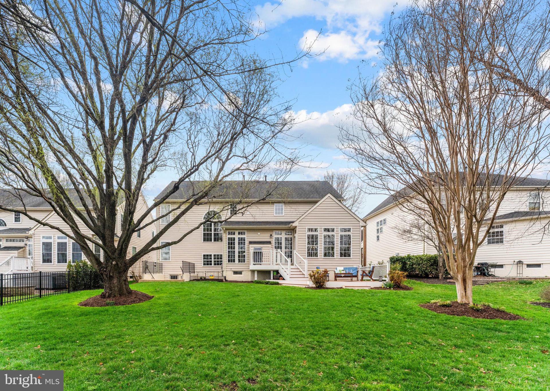 6913 Bitterroot Court Gainesville, VA 20155 - Photo 8 of 56 Look at all those windows