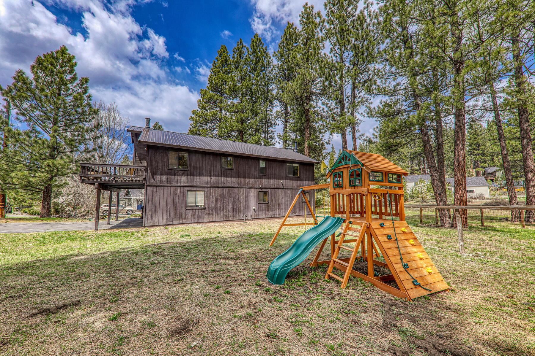 10455 Regency Circle Truckee, CA 96161 - Photo 27 of 28 front view of a house with a yard