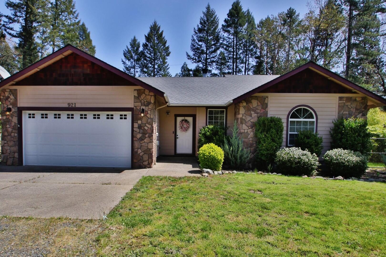 921 North Old Stage Road Cave Junction, OR 97523 - Photo 2 of 37 2-Front of Home