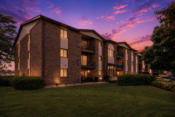 $165,000 | 13935 Laramie Avenue, Unit 220, Crestwood, IL 60418