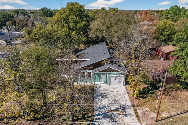 a house view with a outdoor space