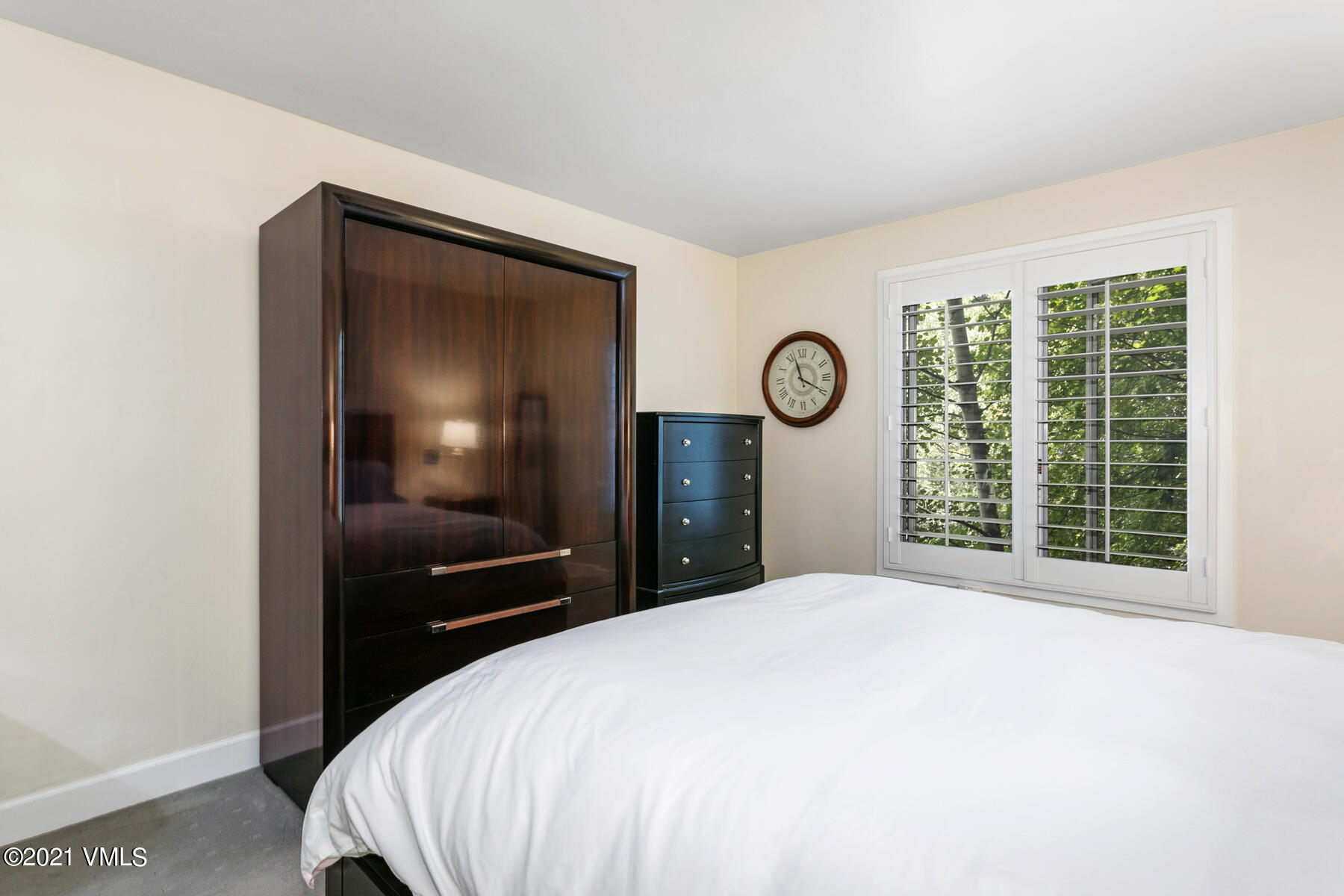 850 Eagle Drive Eagle-Vail, CO 81620 - Photo 42 of 44 a bedroom with a bed and a large mirror next to a window