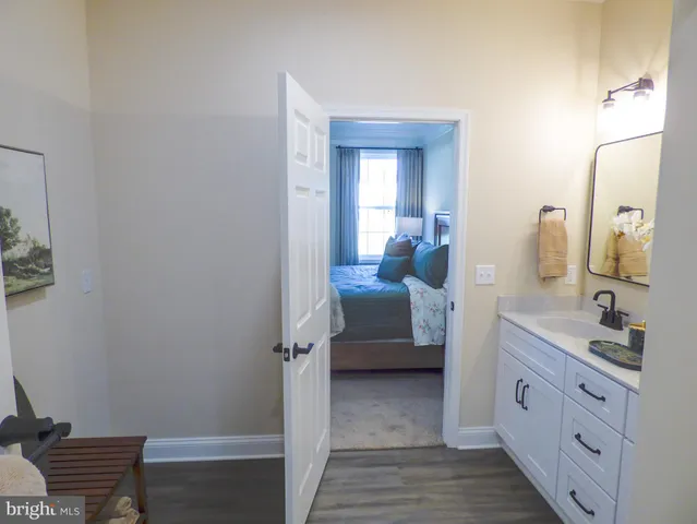 a en suite bathroom with a double vanity sink and a mirror