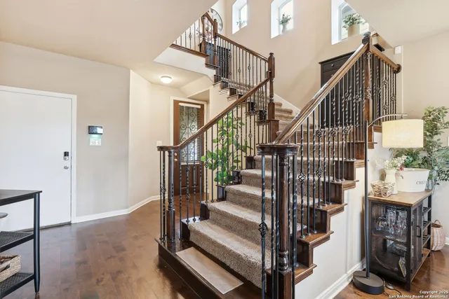 a view of entryway with a workspace