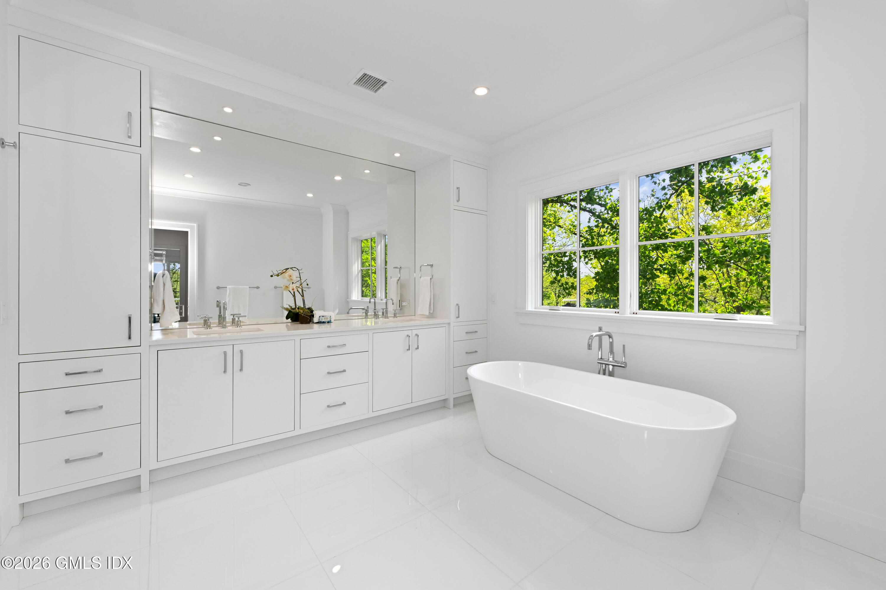 110 Sheep Hill Road Riverside, CT 06878 - Photo 16 of 31 primary bath
