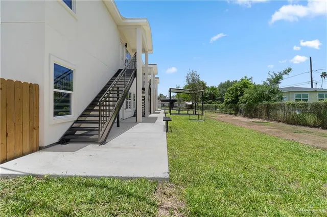 a view of backyard with pathway