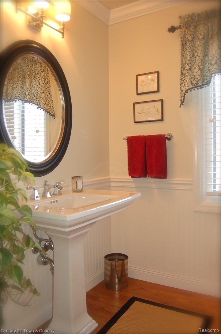3520 Summit Ridge Drive Rochester, MI 48306 - Photo 4 of 25 Powder Room