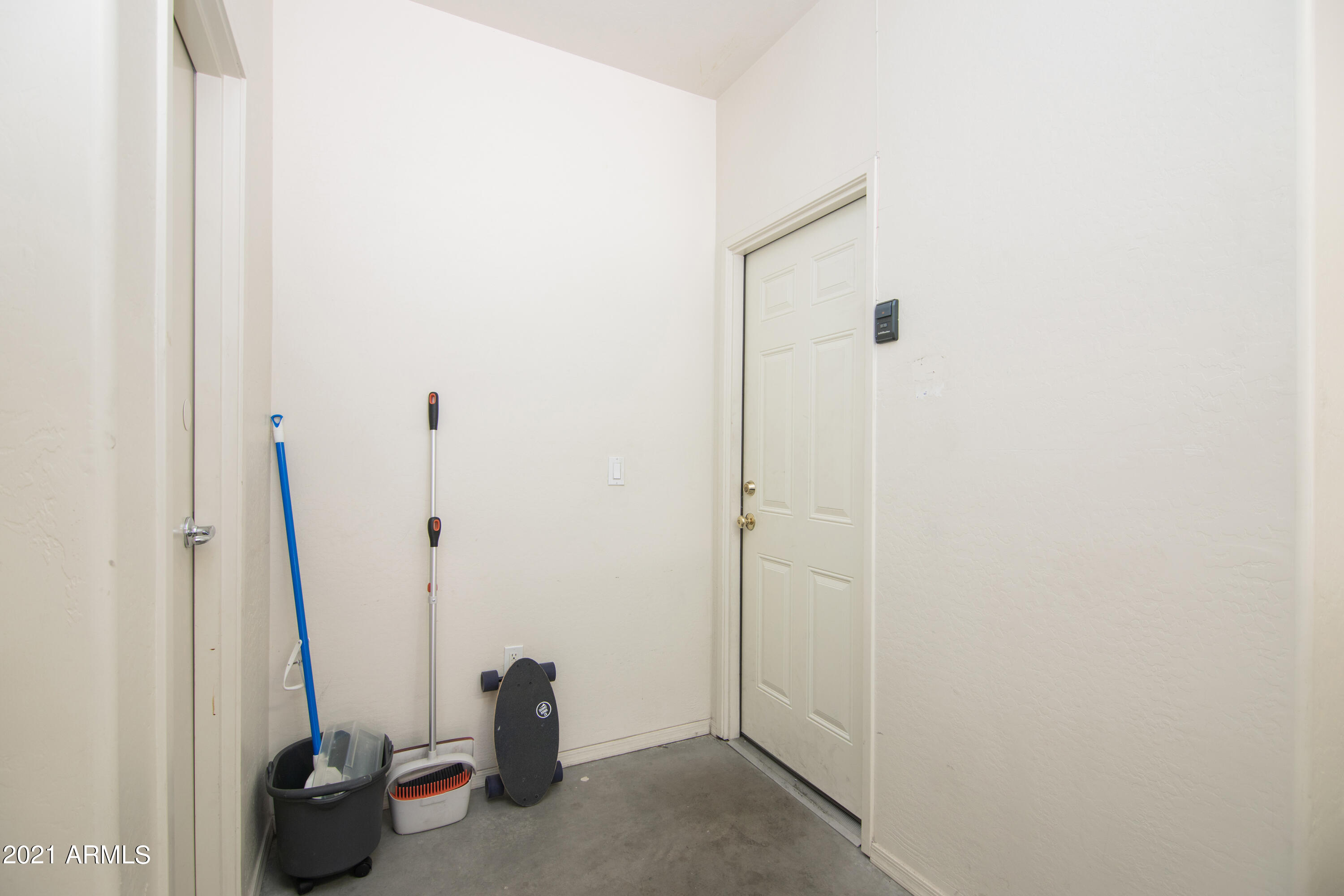 2150 East Bell Road, Unit 1008 Phoenix, AZ 85022 - Photo 26 of 32 garage