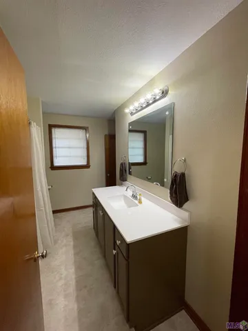 $1,400 | 8037 Florida Boulevard, Denham Springs, LA 70726