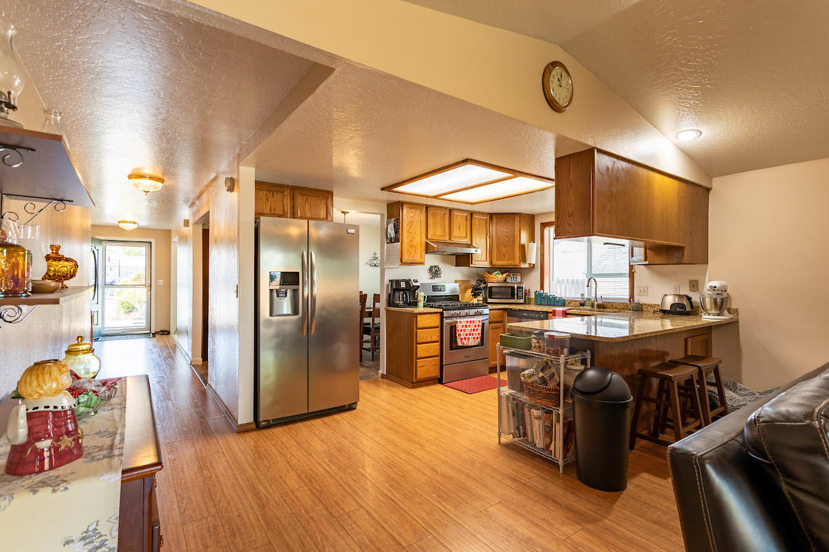 1650 Timothy Street Central Point, OR 97502 - Photo 7 of 32 7