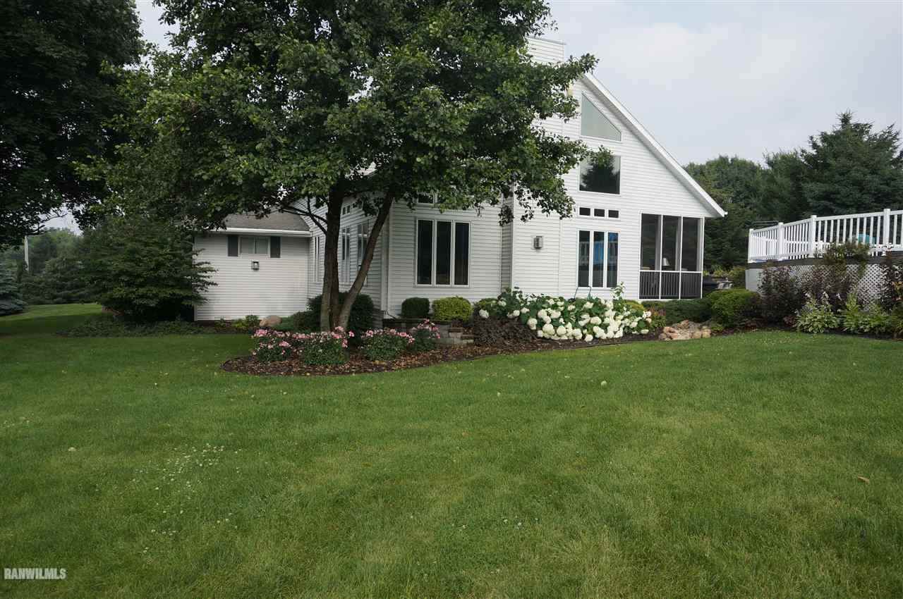 2560 East Maize Road Freeport, IL 61032 - Photo 3 of 25 a front view of a house with garden