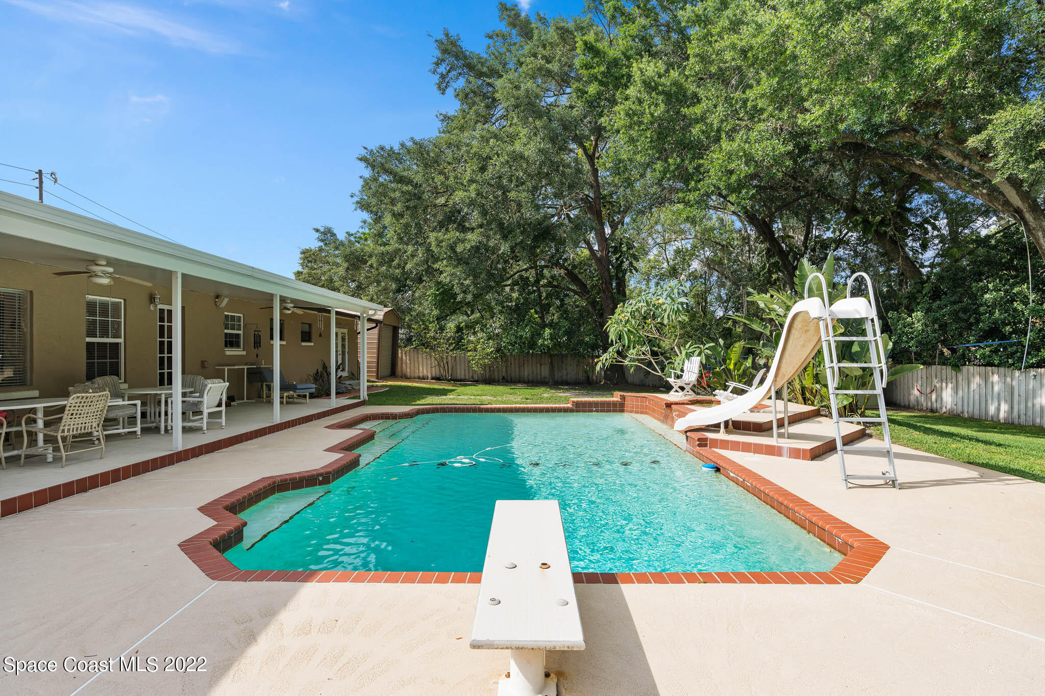911 Bear Lake Road Apopka, FL 32703 - Photo 28 of 33 a view of a swimming pool with chairs