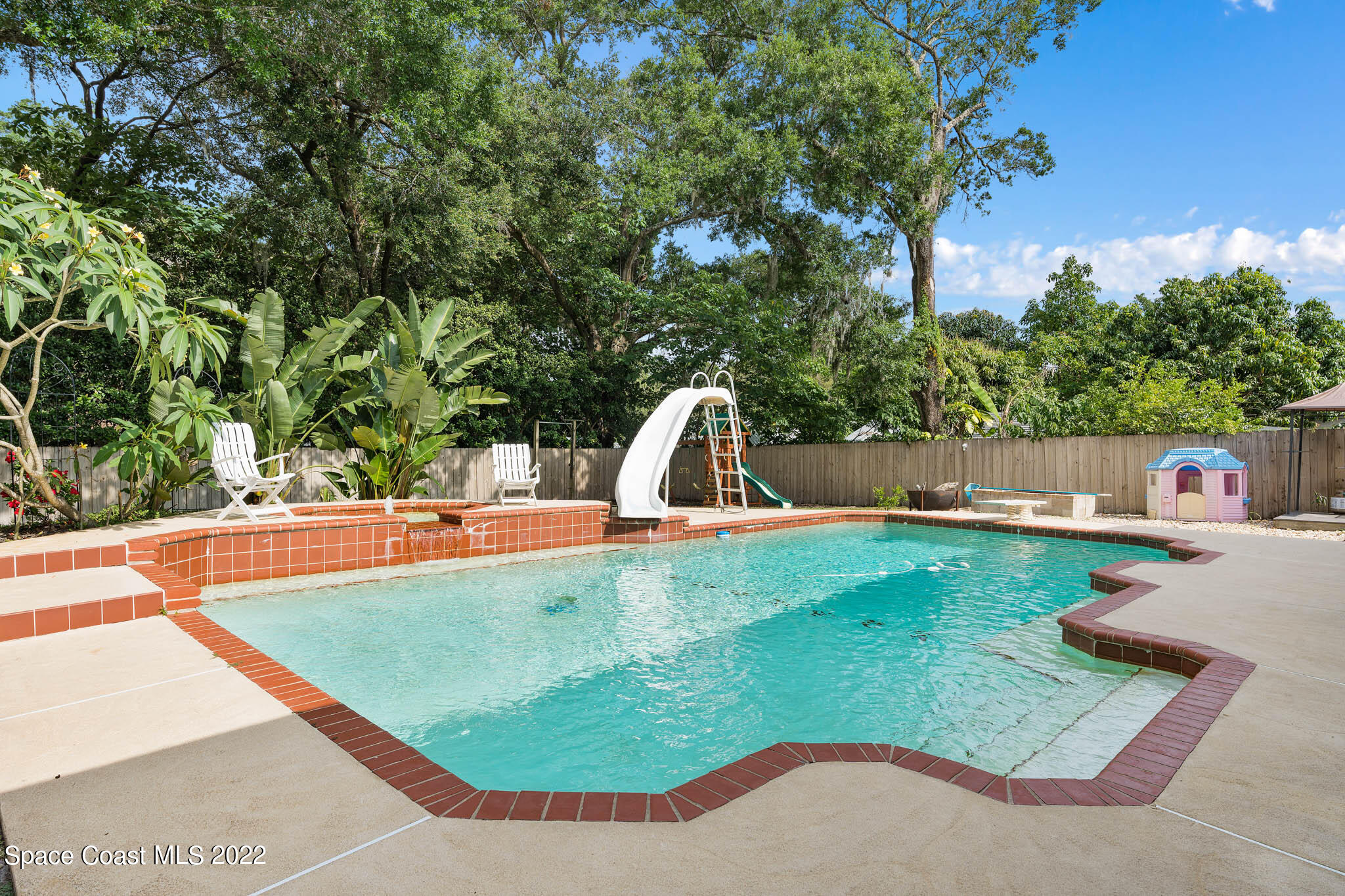 911 Bear Lake Road Apopka, FL 32703 - Photo 30 of 33 a view of a backyard with swimming pool