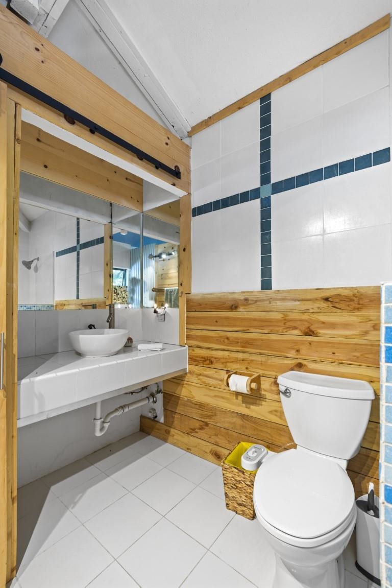 690 East Kuiaha Road Haiku, HI 96708 - Photo 26 of 30 a bathroom with a toilet a sink and a bathtub