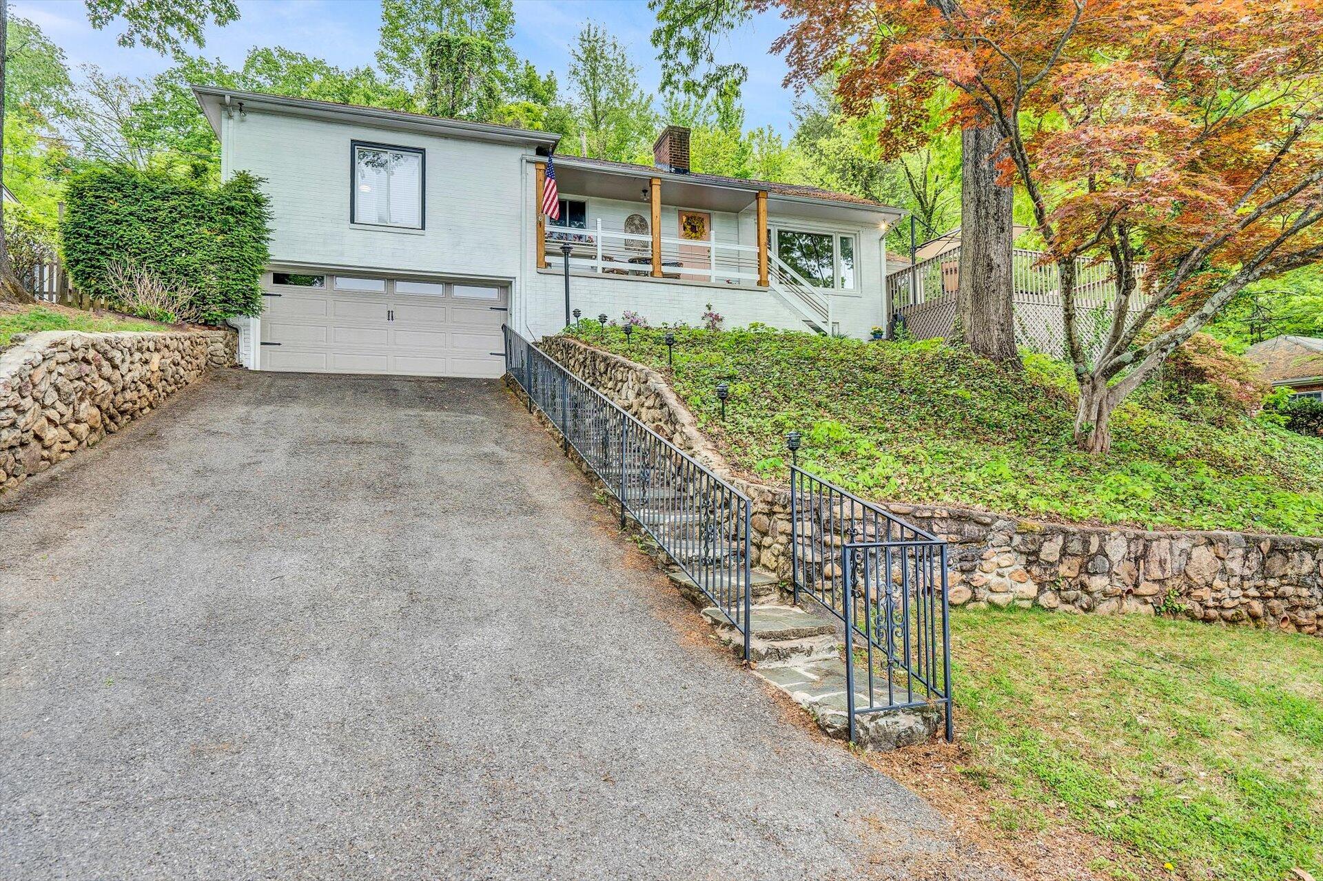 3038 Burnleigh Road Southwest Roanoke, VA 24014 - Photo 2 of 34 front view of a house with a yard