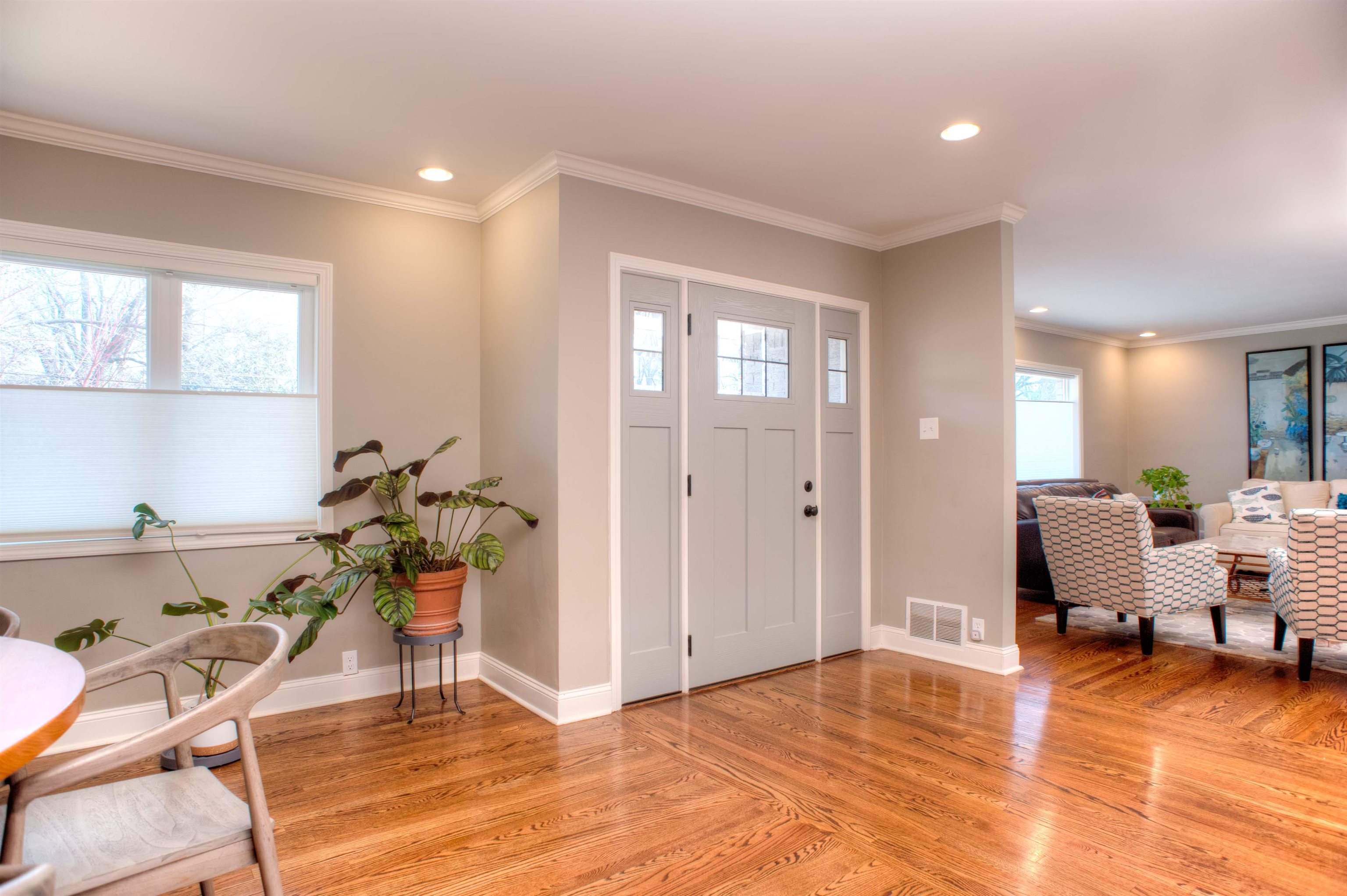 5115 Barry Road Memphis, TN 38117 - Photo 2 of 24 a view of a livingroom with workspace and a window