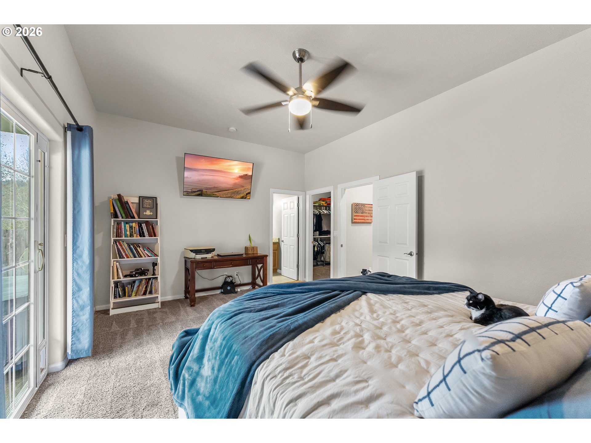 554 Oak Valley Loop Winchester, OR 97495 - Photo 19 of 42 a bedroom with a large bed and a chandelier