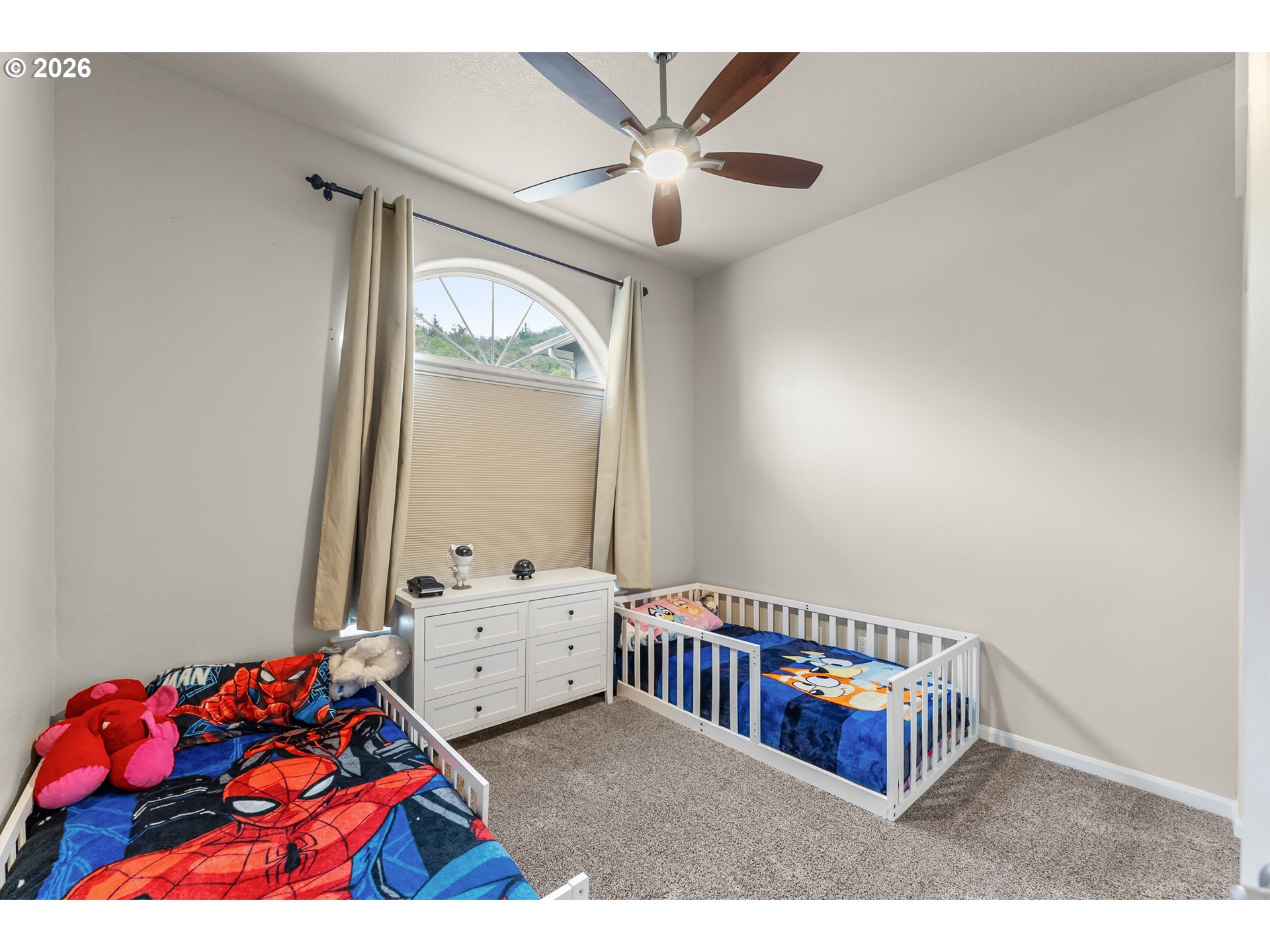 554 Oak Valley Loop Winchester, OR 97495 - Photo 25 of 42 a bedroom with furniture and a bathtub
