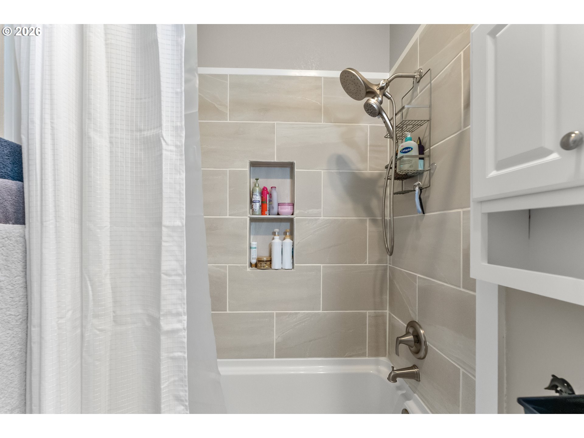 554 Oak Valley Loop Winchester, OR 97495 - Photo 28 of 42 a bathroom with a shower