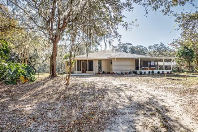 a view of a houses with a yard and lake