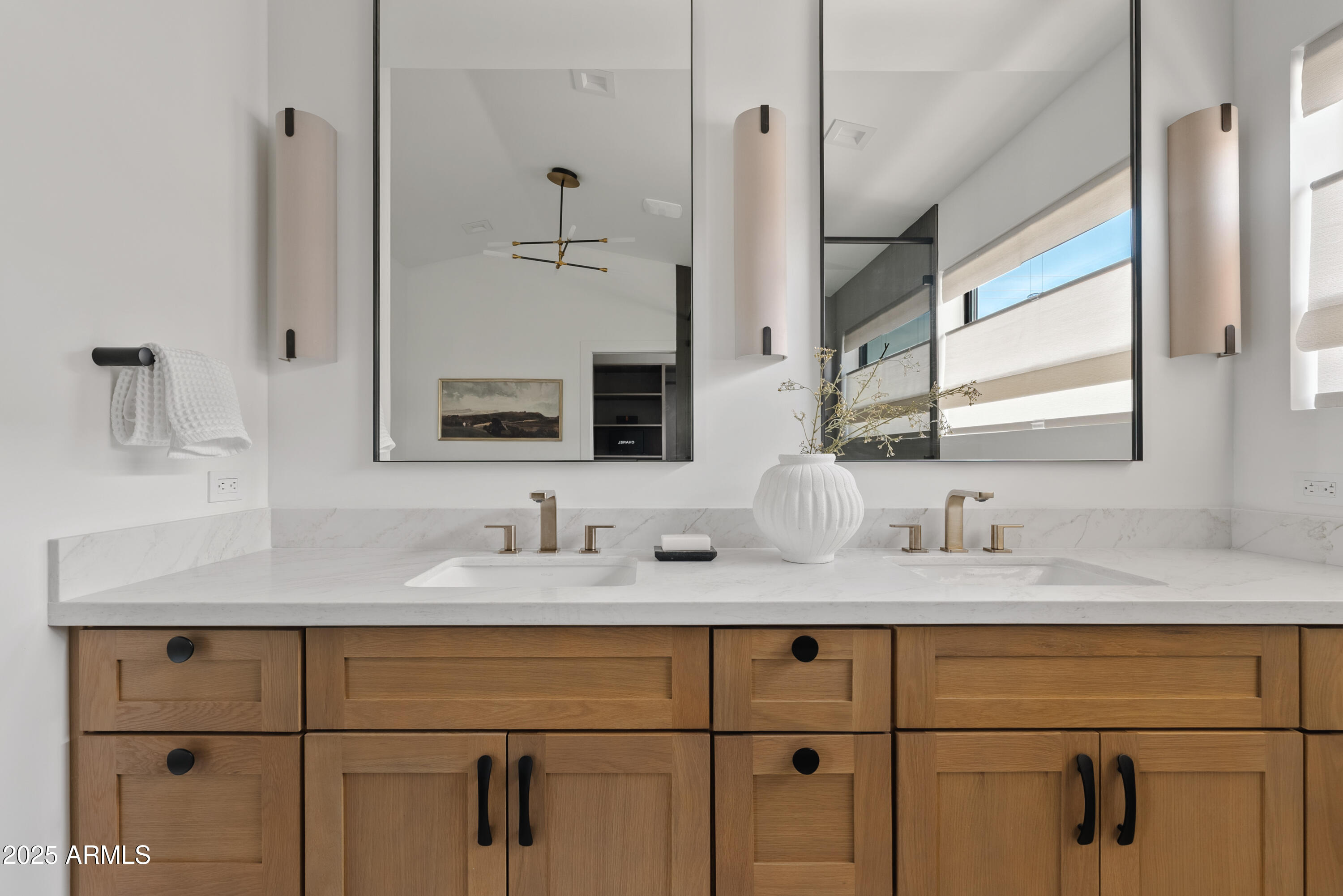2546 East Roma Avenue Phoenix, AZ 85016 - Photo 11 of 39 Primary Bath Vanity