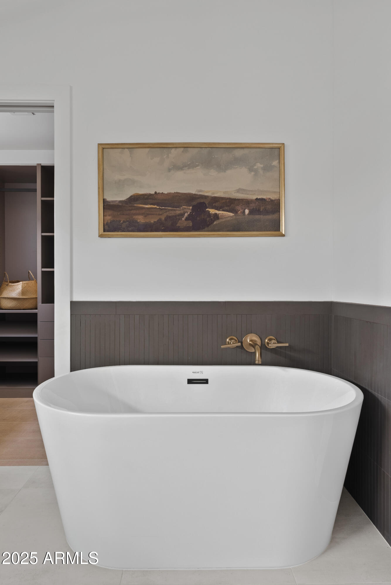 2546 East Roma Avenue Phoenix, AZ 85016 - Photo 13 of 39 Primary Bathtub